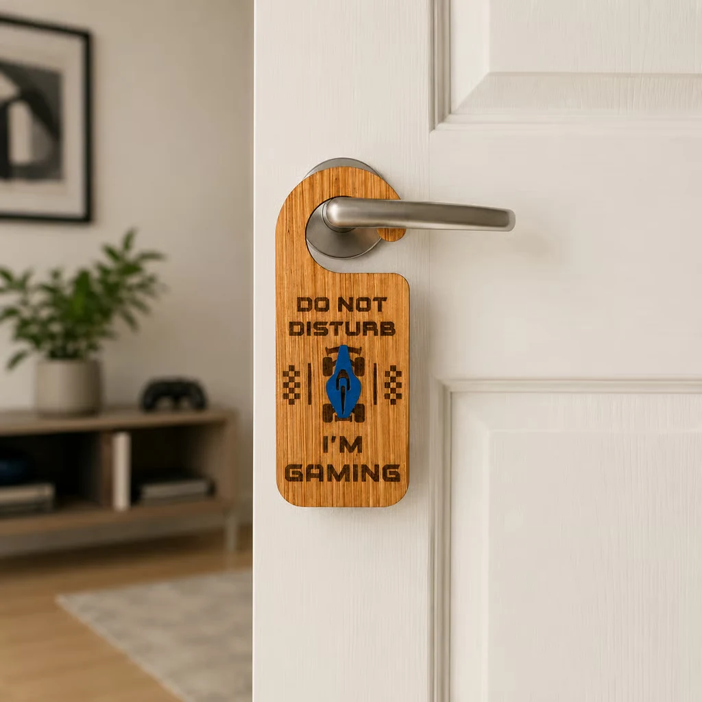 Een houten gaming-deurhanger met lasergegraveerde illustratie en tekst