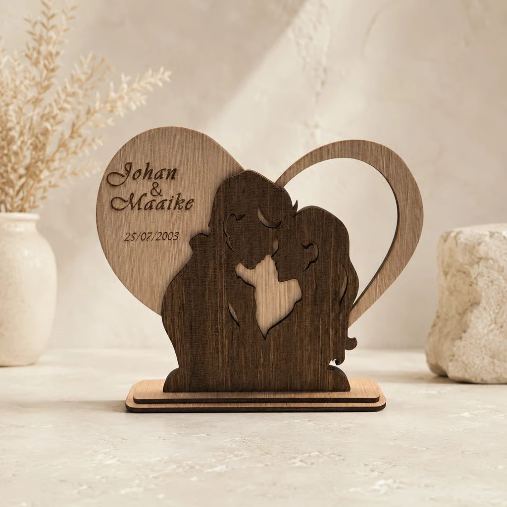Houten decoratie met gegraveerde namen en datum